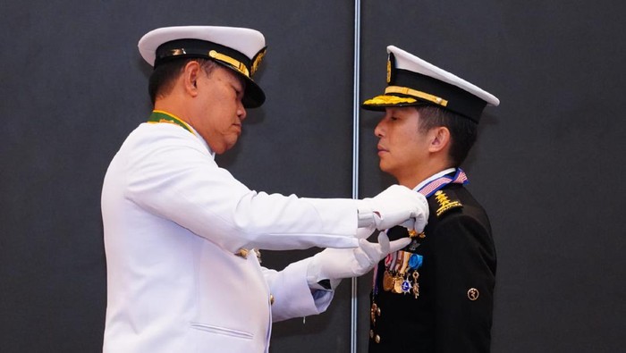 Yudo Margono Anugerahkan Tanda Kehormatan untuk Panglima Singapura Yudo Margono Anugerahkan Tanda Kehormatan untuk Panglima Singapura