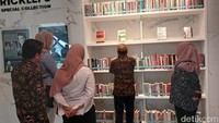Wakil Rektor UIII Prof Jamhari mengajak mereka ke Library UIII dan menunjukkan serangkaian koleksi buku Library UIII. Foto: (Nograhany WK/detikcom)