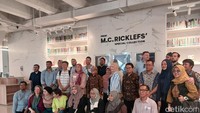 Para peserta AIMEP 2023 bersama Wakil Rektor UIII Prof Jamhari Makruf dan jajaran berfoto bersama area koleksi khusu Library UIII. Foto: (Nograhany WK/detikcom)