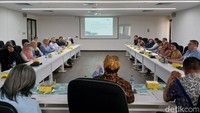14 Muslim Australia peserta AIMEP 2023 ini diterima oleh antara lain Wakil Rektor UIII Prof Jamhari Makruf dan Kepala Senat Akademik UIII M Rifqi Muna. Di Gedung Fakultas A, mereka berdiskusi tentang Islam wasathiyah. Foto: (Nograhany WK/detikcom)