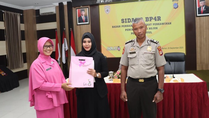Aiptu Panut Sudiyana alias Mbah Panut dan calon istrinya (tengah) di sidang nikah Polres Bantul, Rabu (20/9/2023).