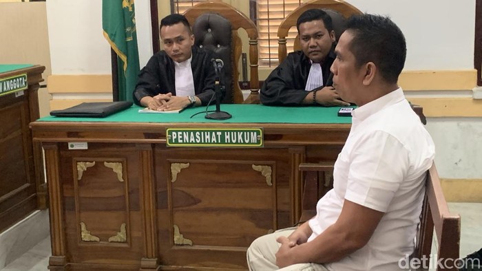 AKBP Achiruddin ketika mengikuti persidangan di PN Medan. (Raja Malo Sinaga/detikSumut)