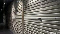 Sepinya mal juga lantaran tutupnya para tenant baik dari gerai makanan dan minuman, atau industri lainnya.  