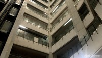 Lantai 1 hingga lantai 3 mal nampak tidak ada pengunjung yang datang ke sini.  