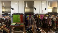 Depan pintu lift pun juga tertutup dengan baju-baju batik.  