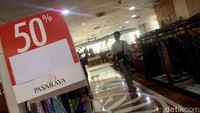 Diskon besar-besaran diberikan untuk menarik pengunjung.  