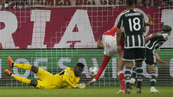 Bayerns Leroy Sane, third right, scores his sides opening goal during the Champions League group A soccer match between Bayern Munich and Manchester United at the Allianz Arena stadium in Munich, Germany, Wednesday, Sept. 20, 2023. (AP Photo/Matthias Schrader)