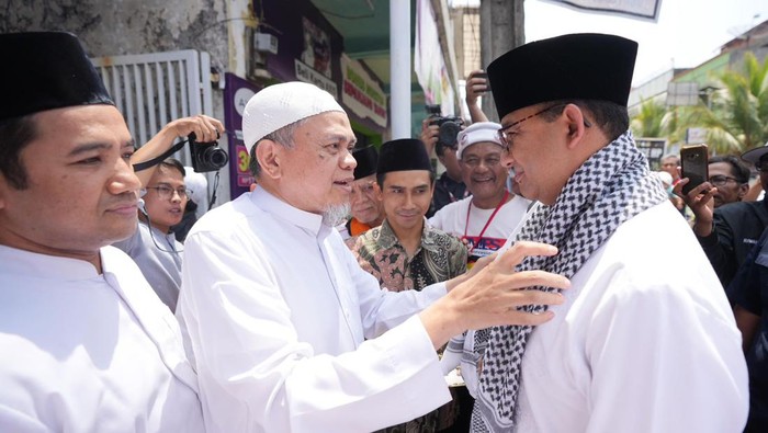 Anies Baswedan menyempatkan waktu untuk bersilaturahmi ke Ponpes dan Majelis Taklim Attaqwa.