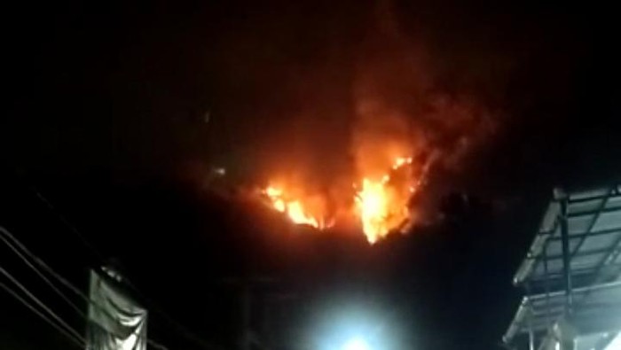 Api berkobar di kawasan hutan Gunung Kacapi, Sumedang