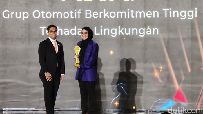 Astra International meraih penghargaan Grup Otomotif Berkomitmen Tinggi Terhadap Lingkungan di detikcom Awards 2023