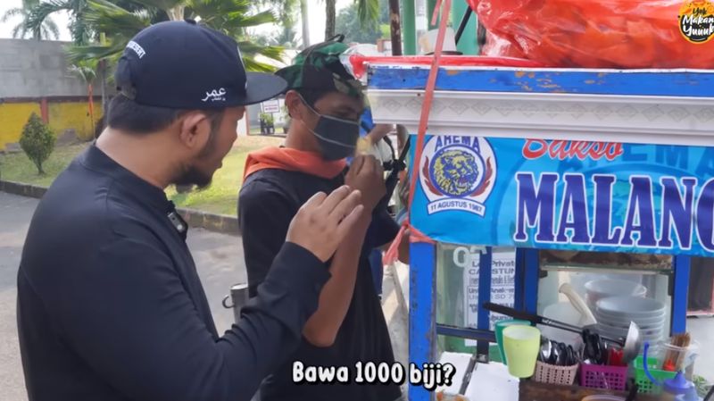 5 Bakso Ini Viral Gegara Penjualnya Nyentrik dan Laris Ribuan Butir