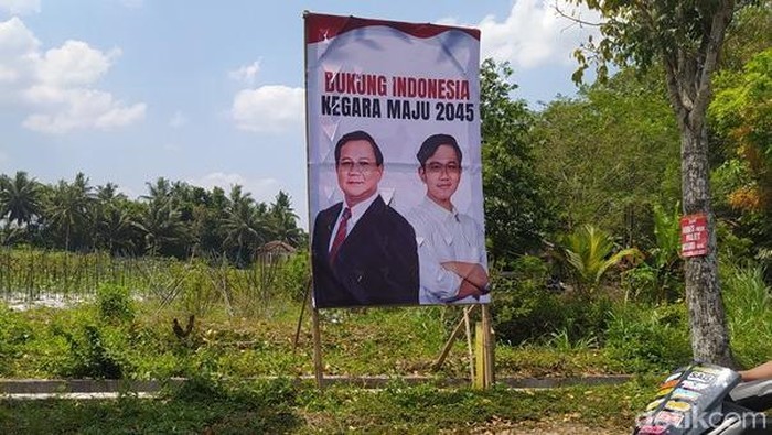 Baliho bergambar Prabowo Subianto dan Gibran Rakabuming Raka bermunculan di Kabupaten Magelang. Foto diambil pada Kamis (21/9/2023).