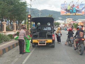 Pria di Banggai Pekerjakan Bocah Jadi Badut Jalanan, Raup Rp 200 Ribu Sehari