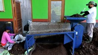TPS 3R itu mampu mengolah 700 kilogram sampah rumah tangga dari warga dan sejumlah pengelola akomodasi pariwisata setempat menjadi pupuk kompos.