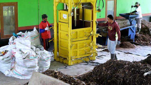 Pekerja mengolah sampah organik dan anorganik di Tempat Pengolahan Sampah Reduce, Reuse, Recycle (TPS 3R) Desa Keliki, Gianyar, Bali, Kamis (21/9/2023). Dalam sehari TPS 3R itu mampu mengolah hingga 700 kilogram sampah rumah tangga dari warga dan sejumlah pengelola akomodasi pariwisata setempat yang diolah menjadi pupuk kompos untuk sampah organik dan memilah sampah anorganik untuk dijual dan didaur ulang guna membantu mengatasi permasalahan sampah di wilayah pedesaan Bali. ANTARA FOTO/Fikri Yusuf/tom.