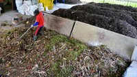 Pekerja mengolah sampah organik di Tempat Pengolahan Sampah Reduce, Reuse, Recycle (TPS 3R) Desa Keliki, Gianyar, Bali, Kamis (21/9/2023).  