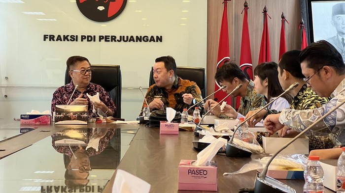 BMI Jakut Beraudiensi dengan Anggota DPR Darmadi Durianto Ketua Banteng Muda Indonesia (BMI) Jakarta Utara Andy Arif Widjaja melakukan audiensi dengan anggota DPR Darmadi Durianto. Audiensi berlangsung di Gedung Nusantara 1, Senayan, Jakarta.