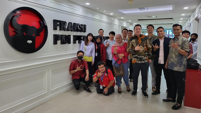 Ketua Banteng Muda Indonesia (BMI) Jakarta Utara Andy Arif Widjaja melakukan audiensi dengan anggota DPR Darmadi Durianto. Audiensi berlangsung di Gedung Nusantara 1, Senayan, Jakarta.
