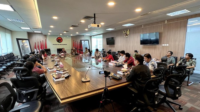 BMI Jakut Beraudiensi dengan Anggota DPR Darmadi Durianto Ketua Banteng Muda Indonesia (BMI) Jakarta Utara Andy Arif Widjaja melakukan audiensi dengan anggota DPR Darmadi Durianto. Audiensi berlangsung di Gedung Nusantara 1, Senayan, Jakarta.