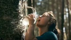 Potret Gadis Cantik yang Pilih Tinggal di Hutan Dibanding Jadi Budak Korporat