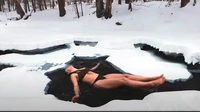 Sejak tinggal di hutan, kini mereka bisa melakukan semua aktivitas outdoor yang tidak pernah mereka lakukan sebelumnya. Dari mulai mandi di danau es, hingga menanam sayuran untuk mereka makan sendiri. Tidak mudah, tapi mereka menikmatinya.