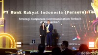 Atas capaian tersebut, BRI mendapatkan penghargaan sebagai Begi bank dengan Kinerja Keuangan Terbaik dalam ajang detikcom Awards 2023. Tak cuma, BRI juga mendapat penghargaan Strategi Corporate Communication Terbaik di Perbankan. Direktur Jaringan dan Layanan BRI Andrijanto menerima langsung penghargaan tersebut di Hotel Westin, Kuningan, Jakarta Selatan, Kamis (21/9/2023).  