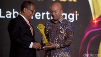 Penghargaan ini diterima oleh Direktur Finance and Strategy PT Bank Syariah Indonesia Tbk, Ade Cahyo Nugroho di Hotel Westin, Kuningan, Jakarta Selatan, Kamis (21/9/2023).