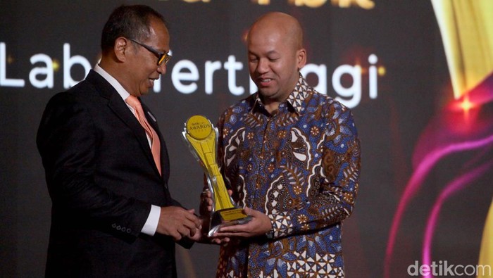 PT BSI dinobatkan sebagai bank dengan pertumbuhan laba tertinggi dalam ajang Detikcom Awards. BSI mencatatkan laba Rp 2,78 triliun di separuh tahun 2023.