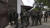 Tentara melakukan penggerebekan penjara dalam upaya membubarkan salah satu geng kriminal terbesar di negara tersebut.  