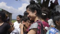Anggota keluarga narapidana menangis saat penggerebekan di Lembaga Pemasyarakatan Tocoron, di Tocoron, Venezuela, Rabu, 20 September 2023.  