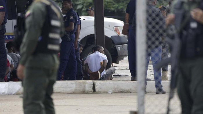 Bubarkan Geng Kriminal, Tentara Venezuela Serbu Penjara Family members of inmates cry during a raid of the TocorΓ³n Penitentiary Center, in TocorΓ³n, Venezuela, Wednesday, Sept. 20, 2023. Soldiers carried out the prison raid in an effort to dismantle one of the largest criminal gangs in the country, according to Interior Minister Admiral Remigio Ceballos. (AP Photo/Ariana Cubillos)