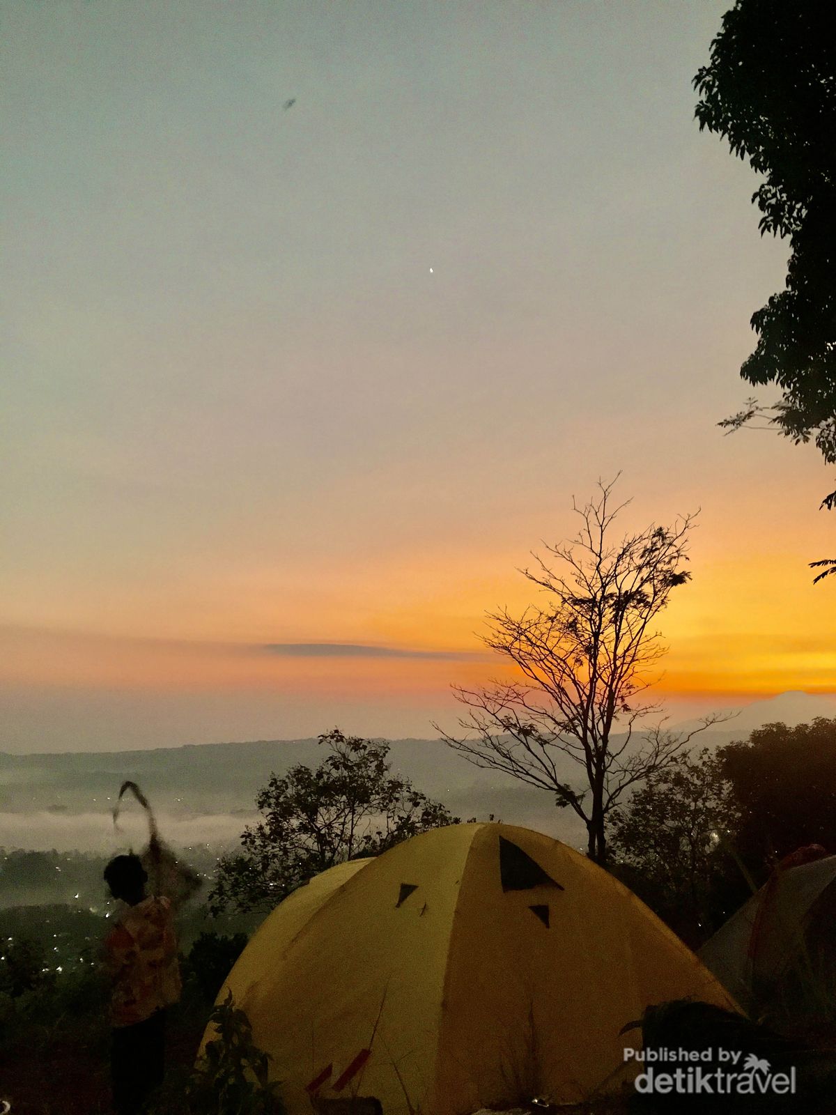 Pagi Syahdu di Bukit Pamoyanan, Negeri di Atas Awan Pagi Syahdu di Bukit Pamoyanan, Negeri di Atas Awan