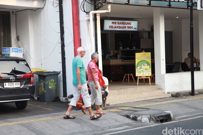 Bule di Jalan Jaksa Bule di Jalan Jaksa