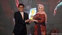 Penghargaan tersebut diberikan secara langsung oleh Wakil Pemimpin Redaksi detikcom, Elvan Dany Sutrisno.
