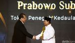 CT Serahkan detikcom Awards ke Prabowo Subianto