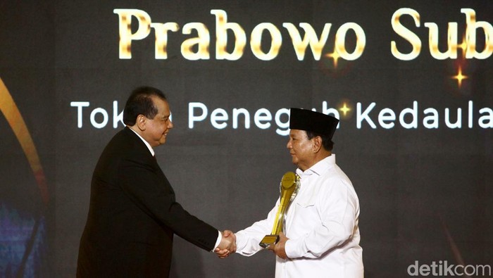 Menteri Pertahanan (Menhan) Prabowo Subianto meraih penghargaan detikcom Awards 2023 kategori Tokoh Peneguh Kedaulatan Negara di Westin Hotel, Jakarta Selatan, Kamis (21/9/2023). Prabowo fokus mempertahankan kedaulatan RI dengan memperkuat alutsista mulai dari pesawat tempur, rudal, radar, ranpur, hingga kapal selam.