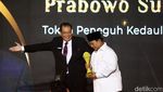 CT Serahkan detikcom Awards ke Prabowo Subianto