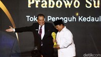 Prabowo menerima detikcom Awards 2023 kategori Tokoh Peneguh Kedaulatan Negara.  