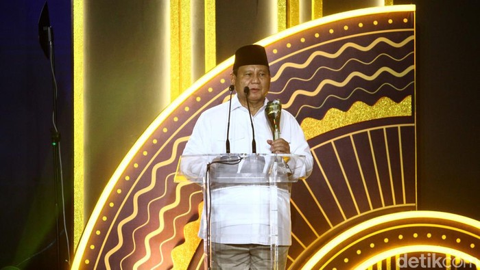 Menteri Pertahanan (Menhan) Prabowo Subianto meraih penghargaan detikcom Awards 2023 kategori Tokoh Peneguh Kedaulatan Negara di Westin Hotel, Jakarta Selatan, Kamis (21/9/2023). Prabowo fokus mempertahankan kedaulatan RI dengan memperkuat alutsista mulai dari pesawat tempur, rudal, radar, ranpur, hingga kapal selam.