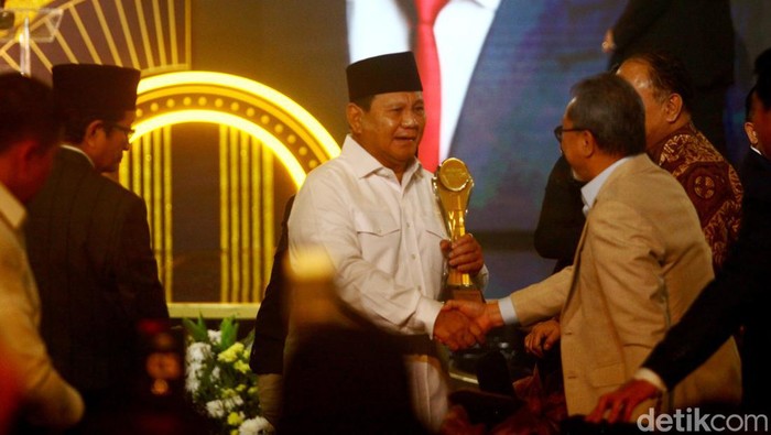 CT Serahkan detikcom Awards ke Prabowo Menteri Pertahanan (Menhan) Prabowo Subianto meraih penghargaan detikcom Awards 2023 kategori Tokoh Peneguh Kedaulatan Negara di Westin Hotel, Jakarta Selatan, Kamis (21/9/2023). Prabowo fokus mempertahankan kedaulatan RI dengan memperkuat alutsista mulai dari pesawat tempur, rudal, radar, ranpur, hingga kapal selam.