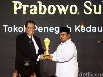 CT Serahkan detikcom Awards ke Prabowo Subianto
