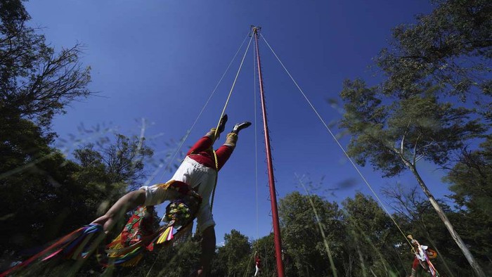 Danza de los Voladores, Tarian pra-Hispanik di Meksiko Flying men of Papantla perform the