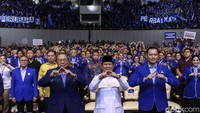 SBY, Prabowo, dan AHY juga berpose jari membentuk lambang mercy yang merupakan logo Partai Demokrat.  