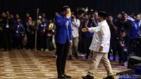 Kedatangan Prabowo disambut oleh Ketua Umum Partai Demokrat Agus Harimurti Yudhoyono atau AHY.  