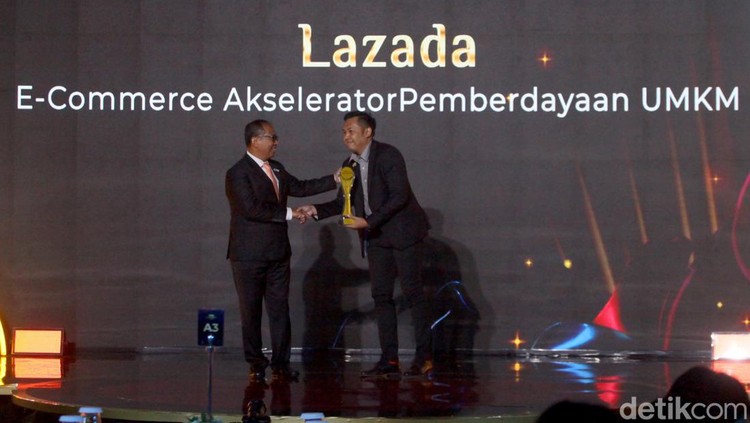 Detikcom Award Nobatkan Lazada E-Commerce Pendukung UMKM Lazada meraih Detikcom Awards 2023 atas kiprahnya menjadi e-commerce pendukung pelaku usaha mikro, kecil dan menengah (UMKM) di Tanah Air.