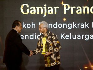 CT Serahkan detikcom Awards 2023 ke Ganjar, Tokoh Pendidikan untuk Warga Miskin