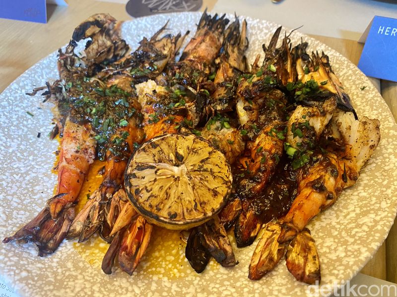 Di Restoran Ini Ada Hidangan Pan-Asian yang Dimasak dengan Kayu Bakar