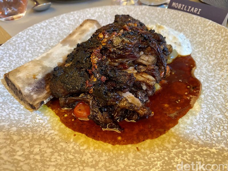 Di Restoran Ini Ada Hidangan Pan-Asian yang Dimasak dengan Kayu Bakar