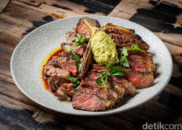 Di Restoran Ini Ada Hidangan Pan-Asian yang Dimasak dengan Kayu Bakar