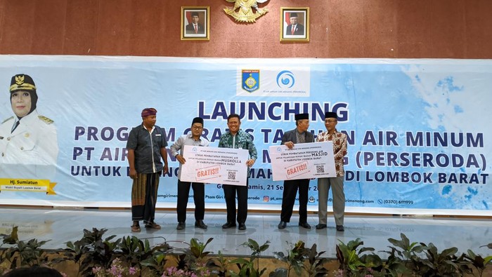 Direktur Utama PDAM Giri Menang Lalu Ahmad Zaini bersama Bupati Lombok Barat Fauzan Khalid dalam peluncuran suplai air bersih gratis untuk rumah ibadah di Kantor Bupati Lombok Barat, Kamis (21/9/2023).